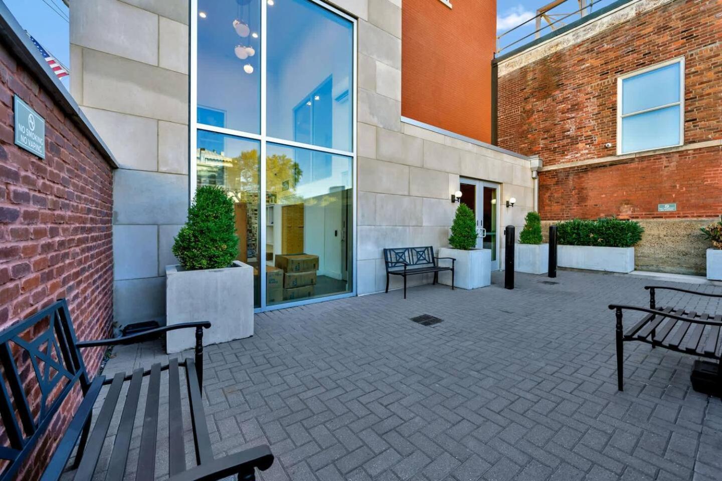 Bright And Modern Loft In # 209 *